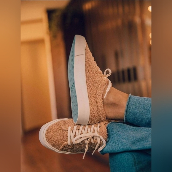 SeaVees, Gallery Faux Shearling Sneaker, (Blonde) Tan, Size 6 - Picture 2 of 13